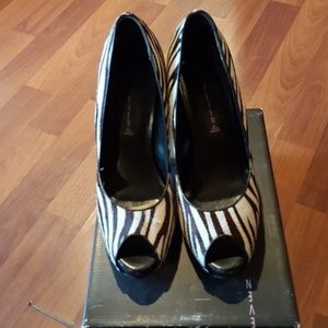 STEVEN BY STEVE MADDEN  BLACK & WHITE ZEBRA CALF HAIR PEEP-TOE PUMPS EUC